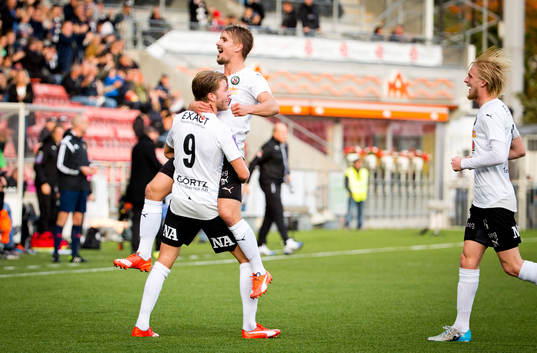 Örebros Martin Broberg gör 2-1 och jublar med Daniel