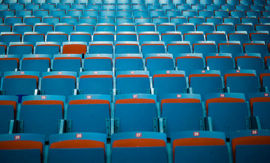 Tomma stolar på Hovets Isstadion