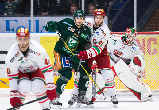 Färjestads Rickard Wallin och Modos Oscar Hedman framför