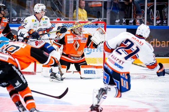 Växjös Cory Murphy skjuter pucken rakt upp i krysset och