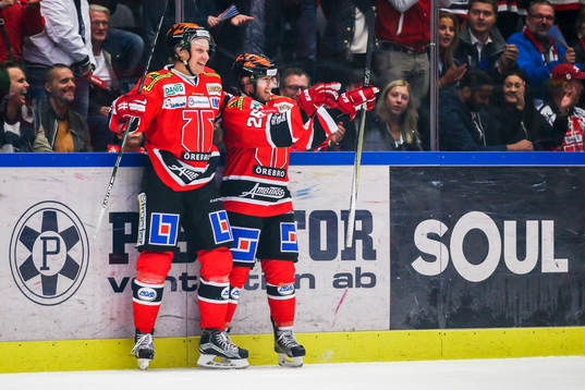 Örebros Marcus Weinstock och Greg Squires jublar