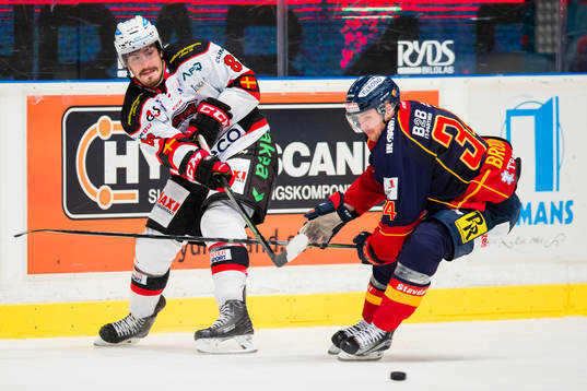 Malmö Redhawks Peter Mueller i kamp om pucken med