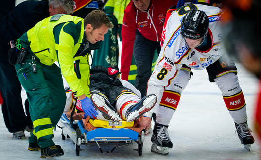 Luleås Christopher Mastomäki skadad och bär ut på bär