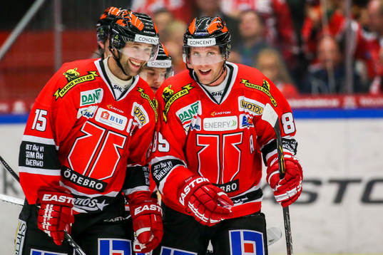Örebros Henrik Löwdahl och Viktor Ekbom jublar