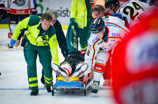 Luleås Christopher Mastomäki skadad och bär ut på bär
