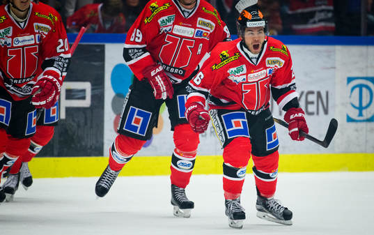 Örebros Greg Squires gör 2-0 och jublar