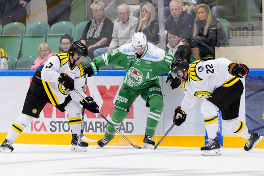 Rögles Jordan Smotherman (m) mot Brynäs Pathrik