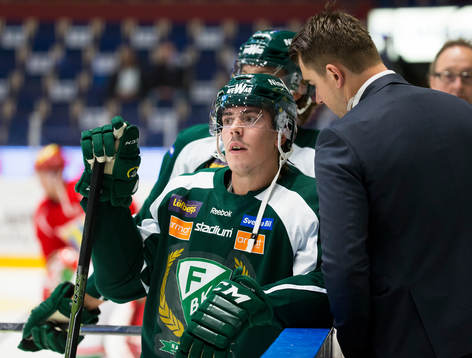 Färjestads Sebastian Erixon lyssnar på ass.tränare