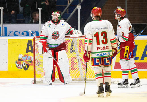 Modos målvakt Adam Reideborn och Bill Thomas   deppar