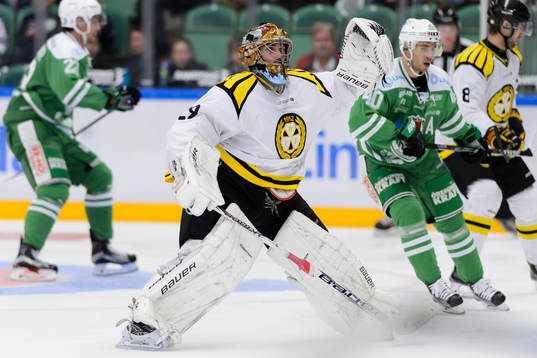 Brynäs målvakt Bernhard Starkbaum på väg till båset