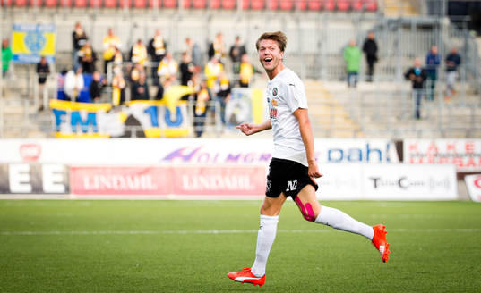 Örebros Martin Broberg gör 2-1 och jublar