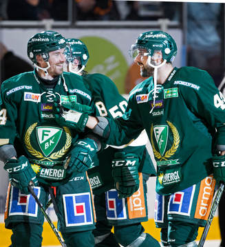 Färjestads Tomas Skogs(v) och  Milan Gulas (h) jublar