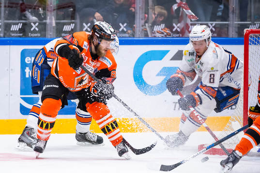 Karlskronas Jimmy Andersson slår in en puck framför mål