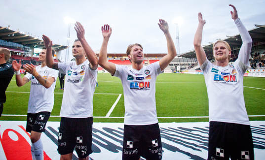 Örebros Martin Broberg jublar med Karl Holmberg
