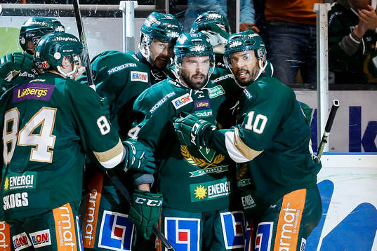 Färjestads Milan Gulas och Robbie Earl  jublar