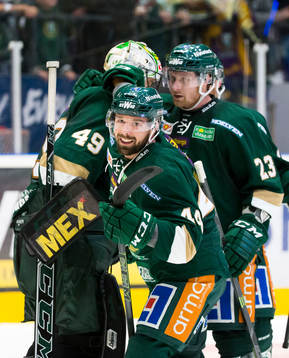 Färjestads Milan Gulas och Martin Röymark jublar