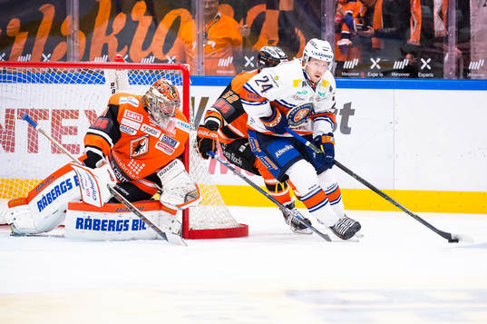 Växjös Joakim Hillding med pucken