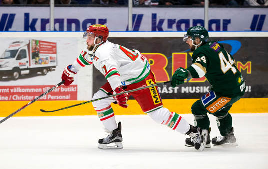 Färjestads Milan Gulas  jagar Modos  Oscar Hedman