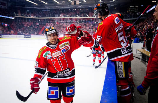 Örebros Greg Squires gör 2-0 och jublar