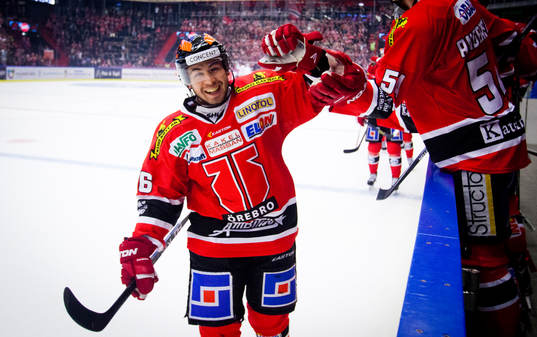 Örebros Greg Squires gör 2-0 och jublar