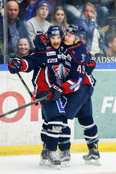 Linköpings Garret Roe jublar med Rhett Rakhshani
