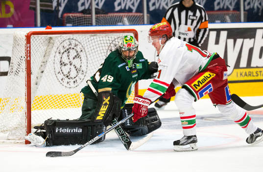 Modos Victor Olofsson provar på skott på Färjestads