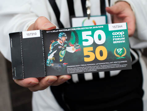 Försäljning av 50/50-lotter innan ishockeymatchen i SHL
