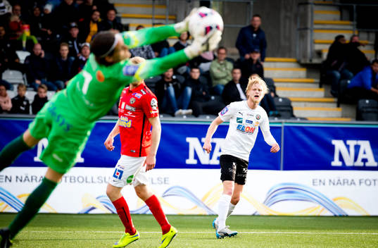 Falkenbergs målvakt Otto Martler räddar skott från