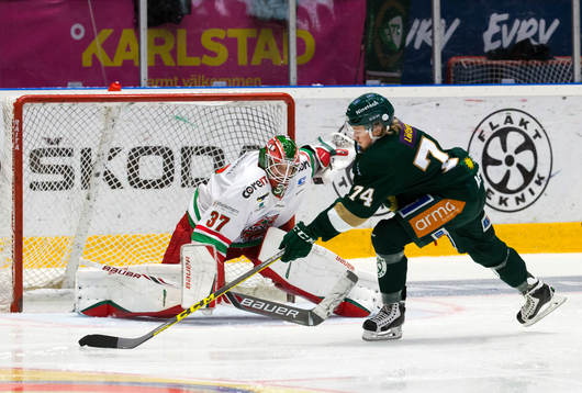 Färjestads Rasmus Asplund provar skor på Modos målvakt