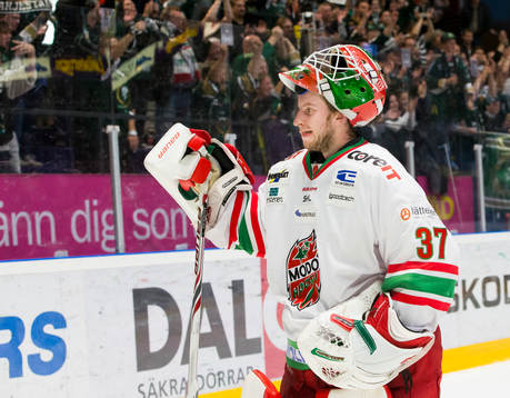 Modos målvakt Adam Reideborn deppar