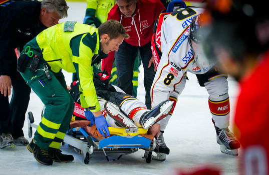 Luleås Christopher Mastomäki skadad och bär ut på bär