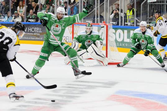 Rögles Christopher Liljewall täcker skott framför