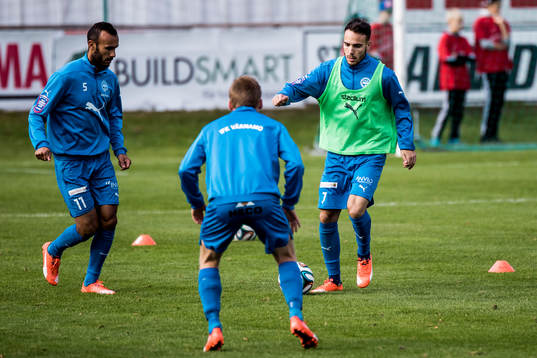 Värnamos spelare  värmer upp