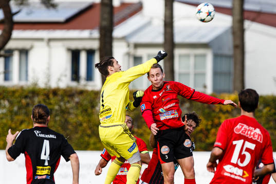Lidköpings målvakt Jeffrey Gal boxar bort bollen