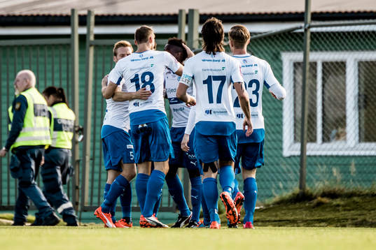 Värnamos David Engström har gjort 1-0 och spelarna jublar