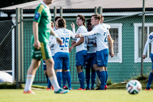 Värnamos David Engström har gjort 1-0 och spelarna jublar