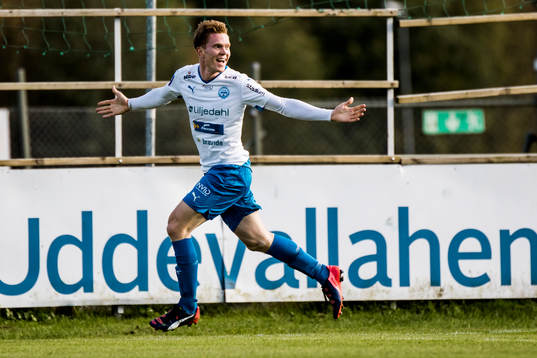Värnamos David Engström har gjort 1-0 och jublar