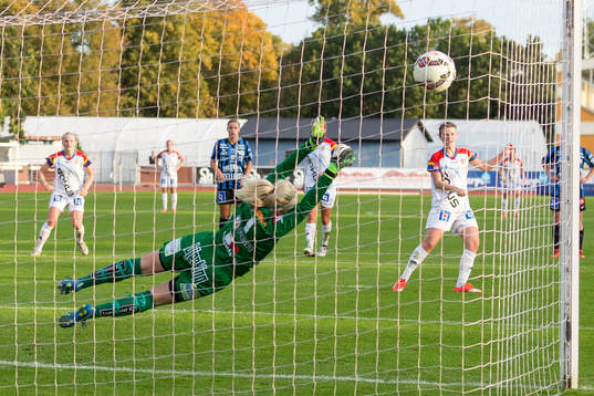 Hovås Billdals Frida Boriero gör 0-2 på straff mot