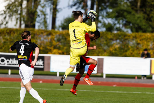 Lidköpings målvakt Jeffrey Gal tar ner en boll