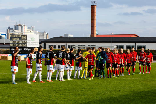 Spelarna i Lidköping och Trollhättan hälsar på varandra