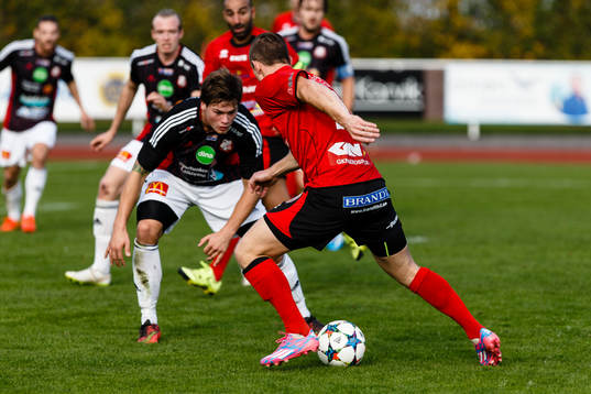 Trollhättans Robert Bagger med bollen