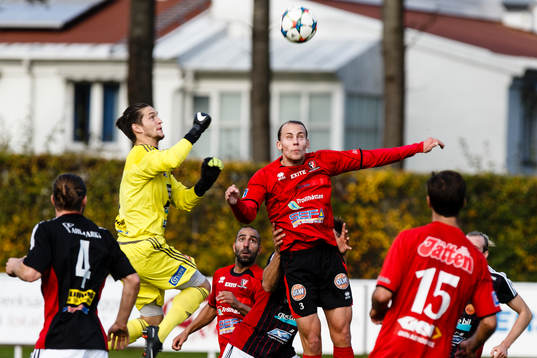 Lidköpings målvakt Jeffrey Gal på väg att boxa bort