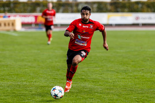 Trollhättans Mahmoud Abed-Al-Mouti med bollen