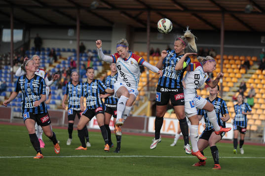 Hovås Billdals Robyn Decker försöker nicka in bollen i