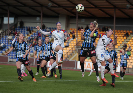 Hovås Billdals Robyn Decker försöker nicka in bollen i