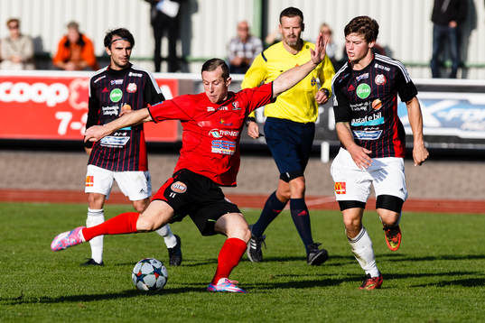 Trollhättans Robert Bagger skjuter