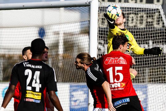 Lidköpings målvakt Jeffrey Gal tar bollen framför