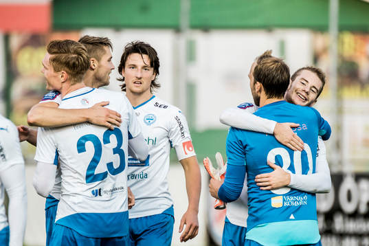 Värnamos spelare jublar