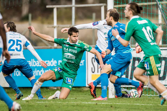 Ljungskiles Gabriel Altemark-Vanneryr  i straffområdet