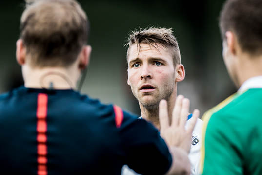 Värnamos Joel Löw pratar med domare Johan Krantz